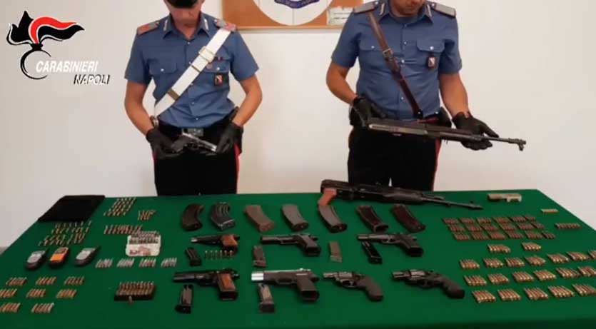 Castellammare, blitz dei carabinieri a Moscarella: trovate armi e droga. IL VIDEO