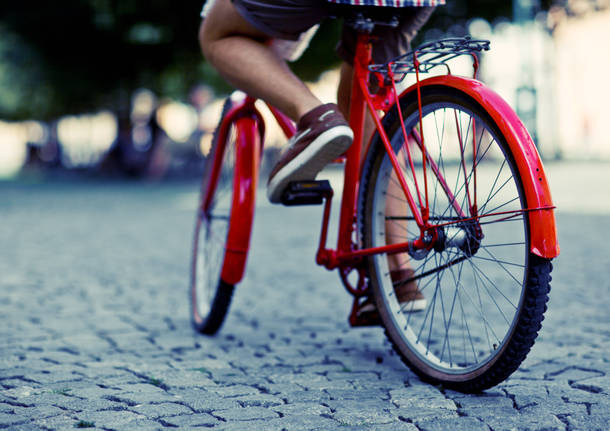 Napoli, minorenne sorpresa in giro in bici: multata
