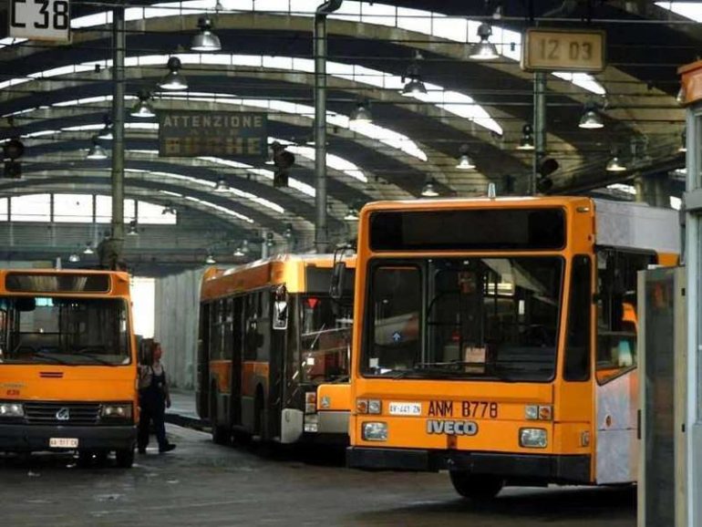 Napoli, autista Anm muore mentre è al lavoro