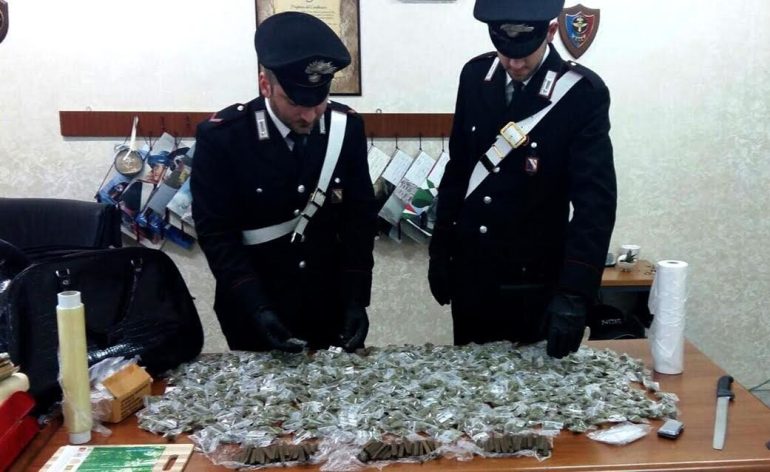 Aversa, piante di marijuana e pistole nel garage: arrestato un 51enne