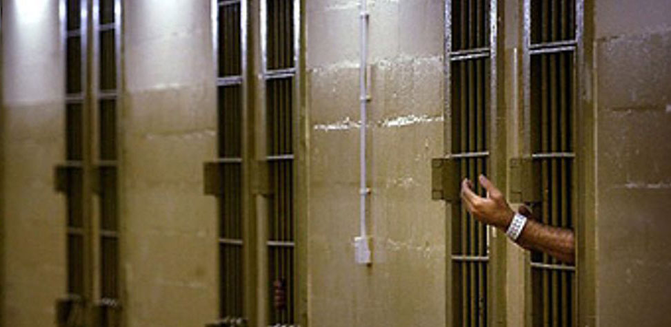 13 detenuti in semilibertà rientrano in carcere portando droga: tutti denunciati