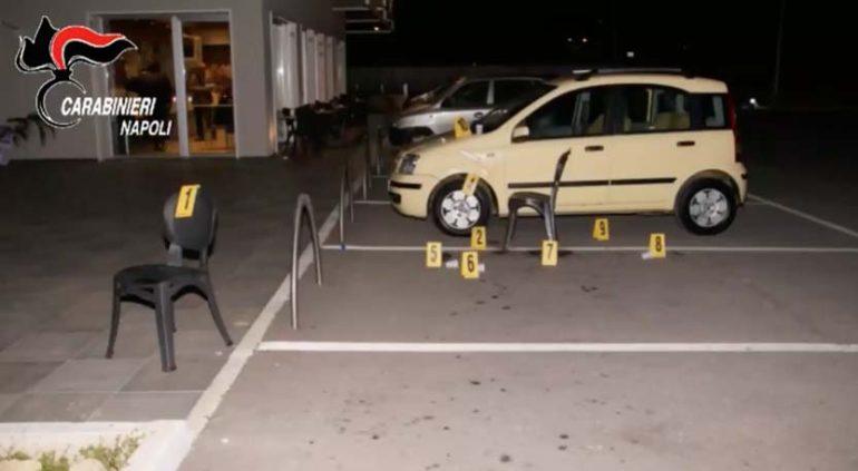 Napoli, chat erotica con una donna, aggredito dal marito e dal figlio