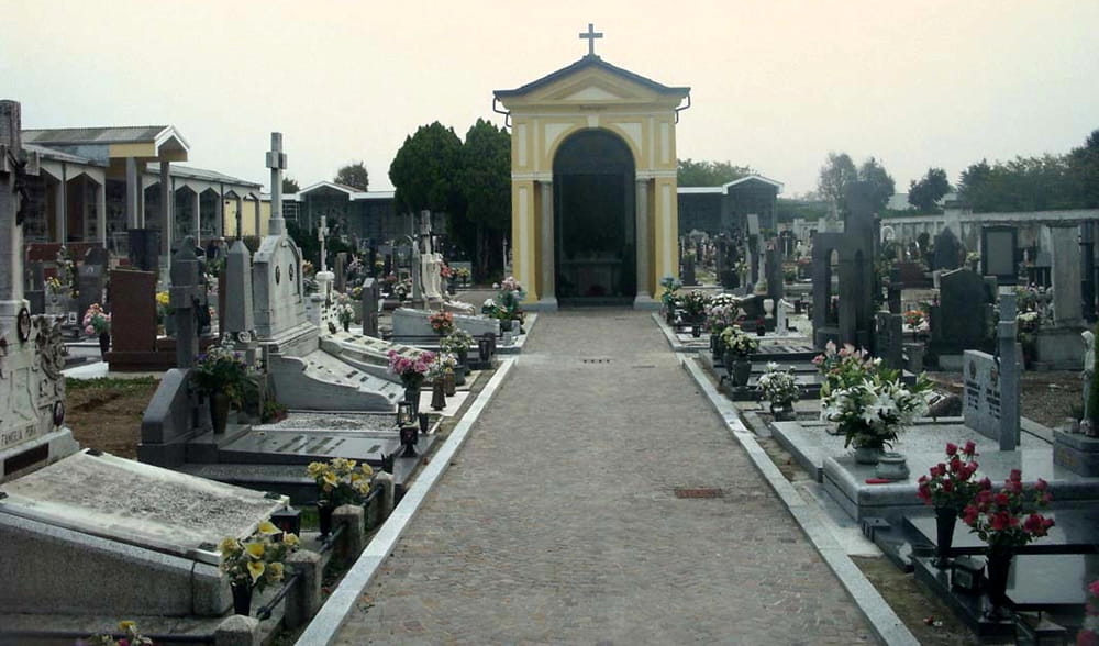 Compravendita delle cappelle nel cimitero di Napoli: dieci condanne. Sei anni al notaio che redigeva gli atti falsi