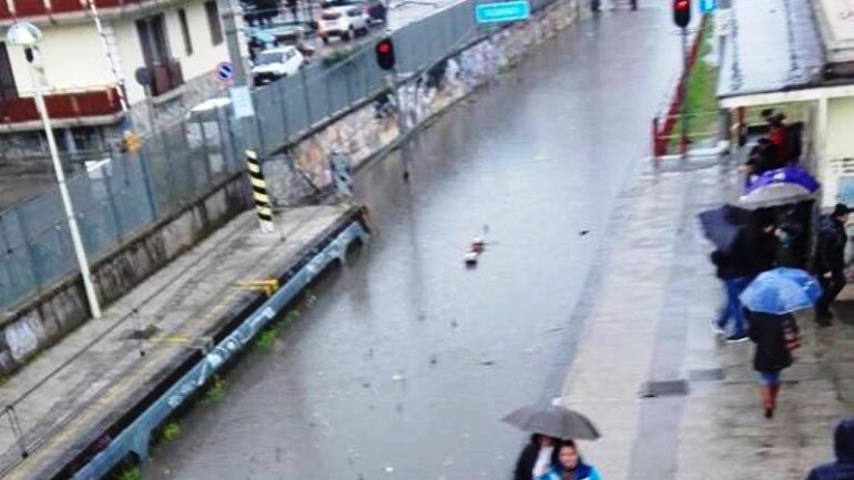 Scafati, stazione Circum allagata: treni sospesi