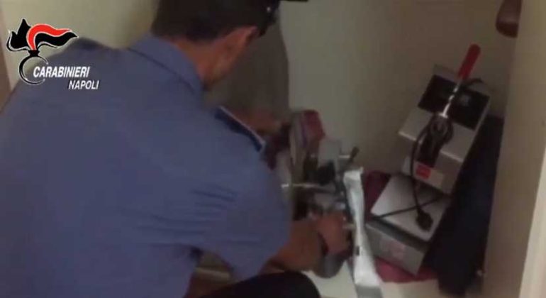Napoli, scoperta a Lago Patria una centrale dei documenti falsi: due arresti