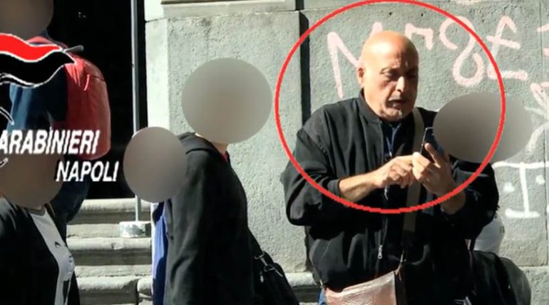 Napoli, danneggia l’auto ai turisti stranieri perché gli avevano negato i soldi: arrestato parcheggiatore abusivo. IL VIDEO