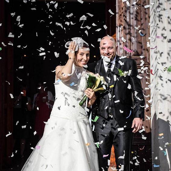 Muore e lascia 18 regali alla figlioletta: tutto il paese la ricorda ai funerali