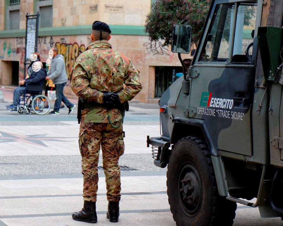 Napoli, agita una pistola giocattolo al corso Umberto: fermato dall’esercito
