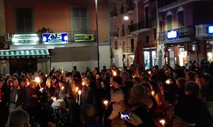 In 200 alla fiaccolata a Pozzuoli in ricordo delle vittime della Solfatara