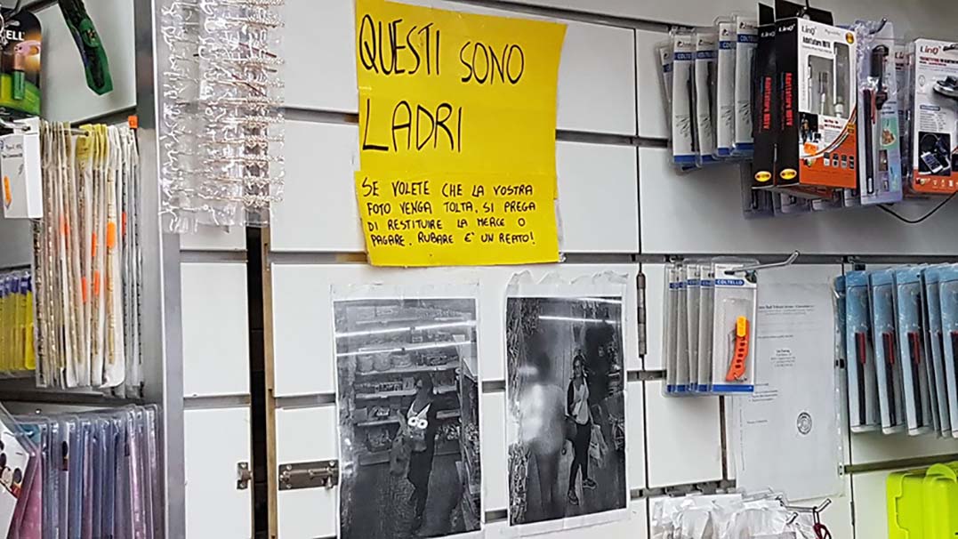 Castellammare, ”Questi sono ladri”, la foto attaccata nel negozio: ”Rubare è un reato!”