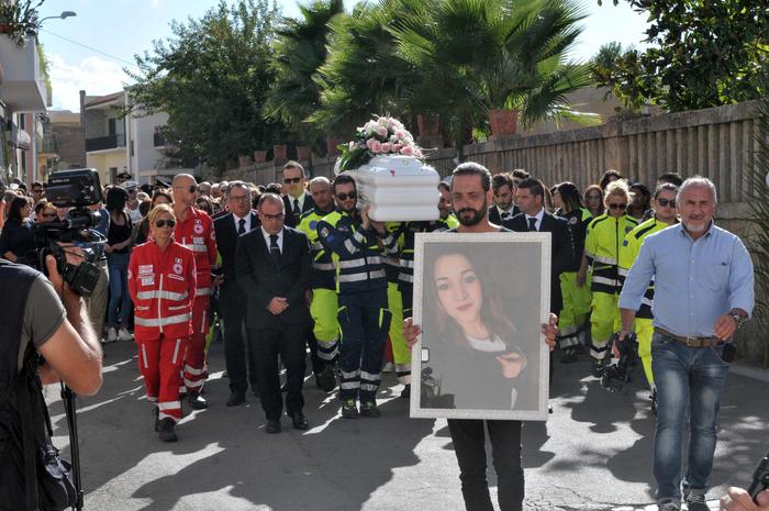 Funerali di Noemi Durini, la mamma ai giovani: ”Non odiate, porta solo violenza”