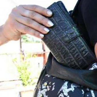 Napoli, ruba il portafogli ad anziana uscita dal supermercato: arrestata rom