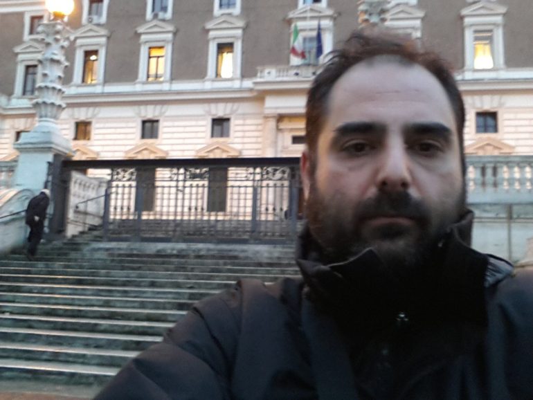 Napoli, testimone di giustizia protesta davanti alla Prefettura perché lasciato senza scorta