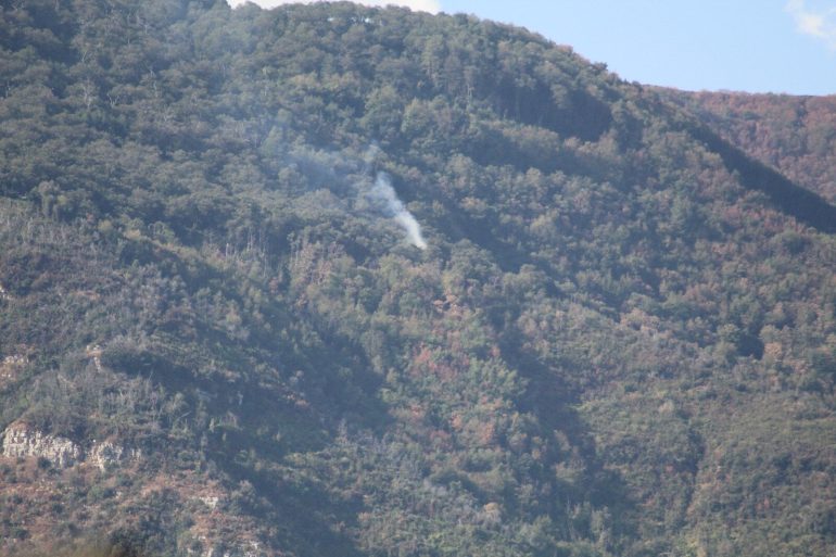 Castellammare, con il sole tornano le fiamme sul Faito