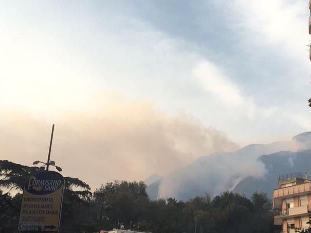 Le fiamme continuano a divorare i monti tra Faito e Pimonte: ora si spera nella pioggia del fine settimana