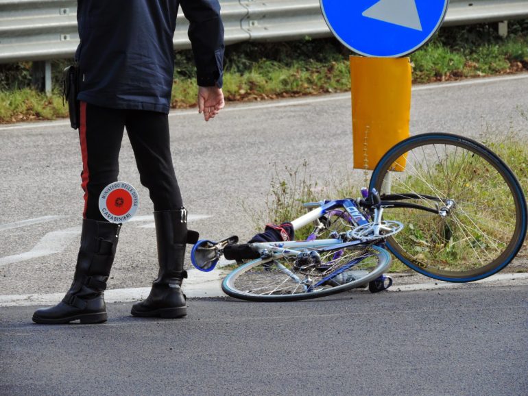 Investe e uccide un migrante in bici: 26enne di Acerra finisce ai domiciliari