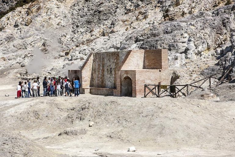 Pozzuoli, domani veglia di preghiera davanti alla Solfatara
