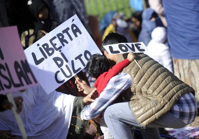 Islamici in piazza a Napoli per la ‘Eid Al Adha’, la festa del sacrificio celebrata in un parcheggio di piazza Garibaldi