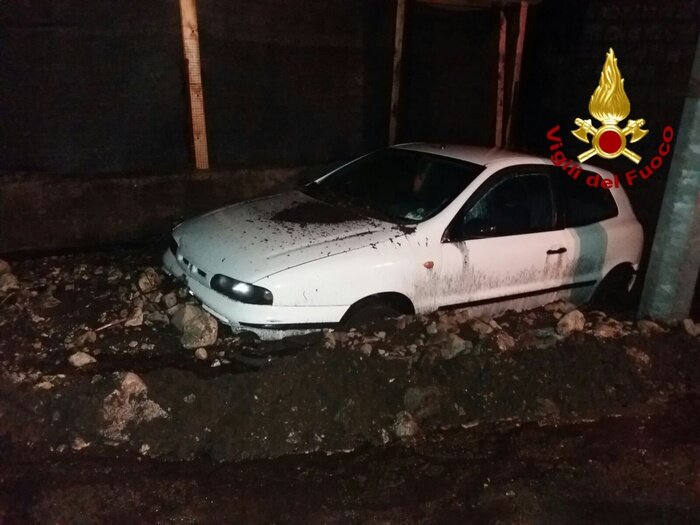 Maltempo: frane e smottamenti bloccano pure i funerali in Irpinia