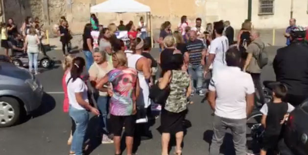 Napoli, Miano scende in piazza per dire no ai rom nella caserma Boscariello