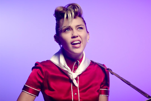 Torna a far parlare di sé Miley Cyrus, ma non solo per la sua musica