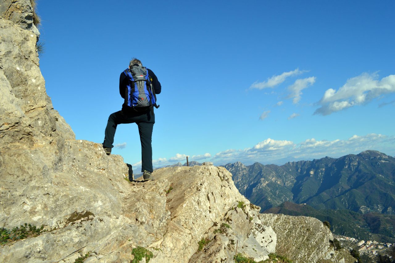 Giovane turista londinese disperso sui monti tra Amalfi e Cava: salvato da polizia e servizio alpino