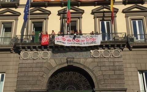 Napoli, gli attivisti della lotta per la casa occupano agenzia privata in piazza Bovio