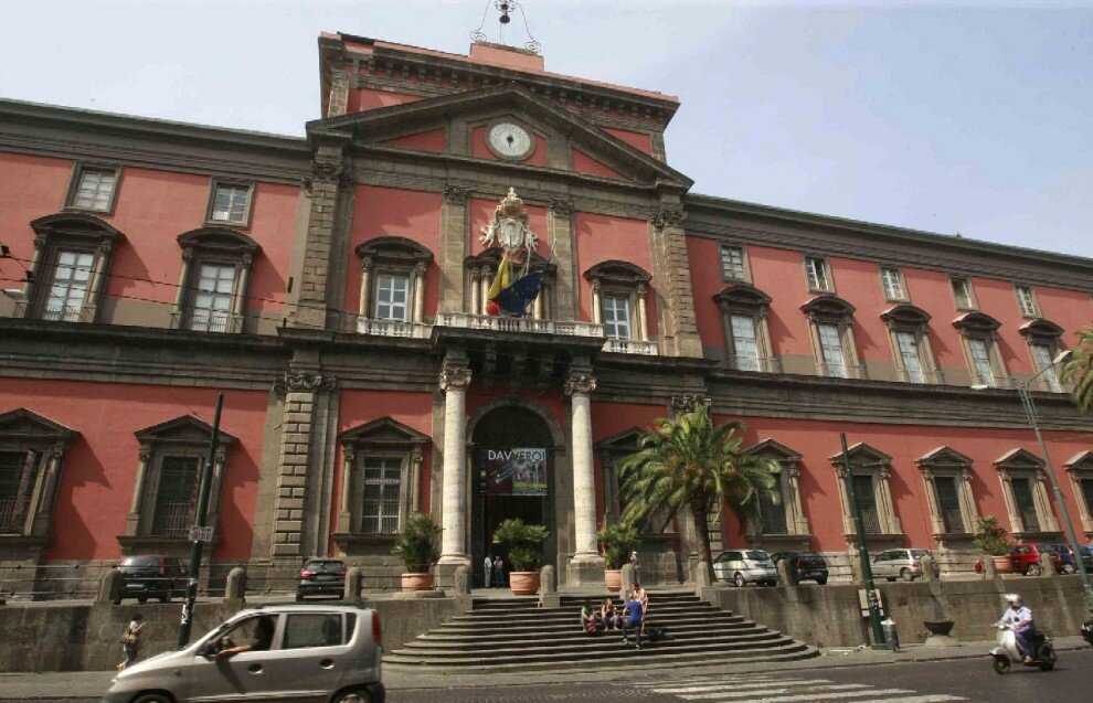 Napoli, crollano pezzi di cornicione: paura al Museo Nazionale