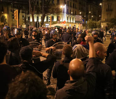 Napoli, notte di guerriglia al Vasto: immigrato ferito a colpi di pistola