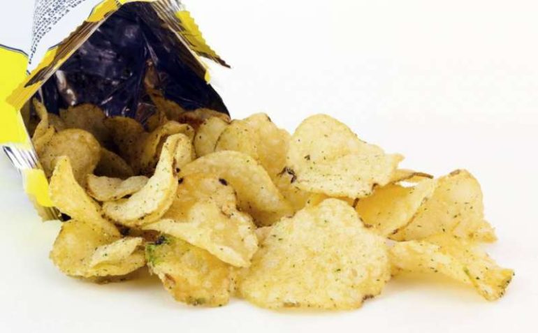 Droga nascosta nel pacchetto di patatine, denunciato un migrante