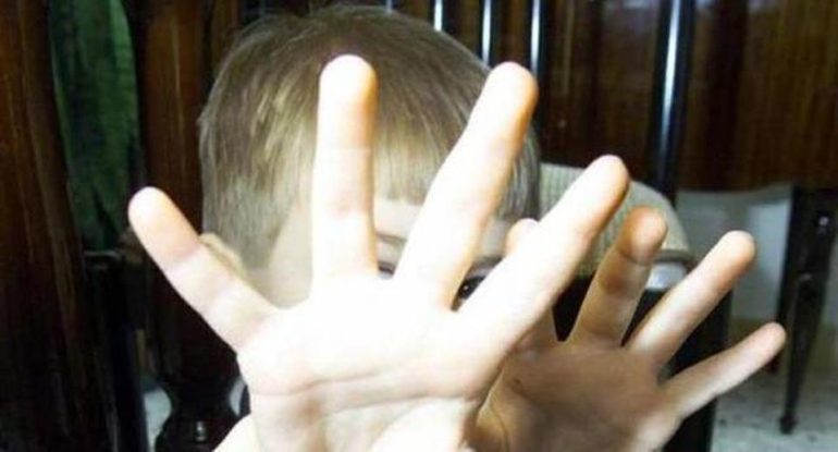 Abusa dell’alunno di 14 anni, maestro condannato a 18 anni