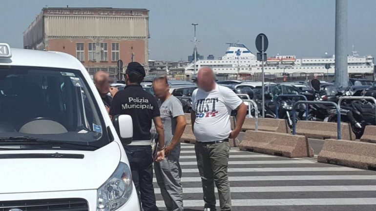 Controlli a tappeto al Molo Beverello: la Polizia Municipale multa i tassisti