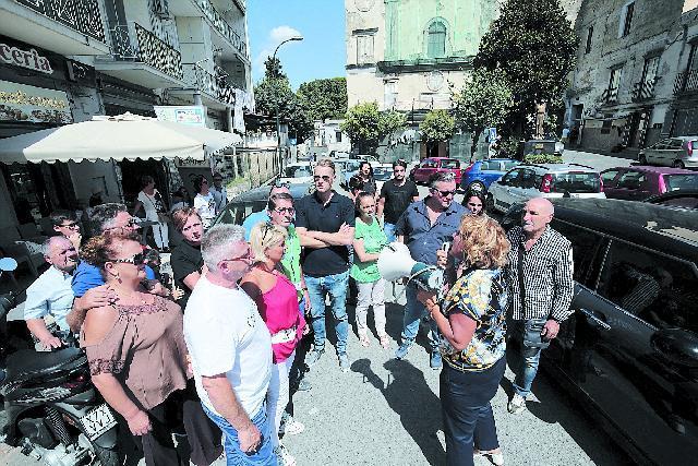 Napoli, la rivolta di Miano contro l’arrivo dei rom nell’ex caserma Boscariello