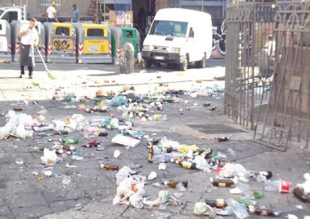 Napoli, “troppi rifiuti abbandonati”, proteste dei residenti di Piazza San Domenico Maggiore