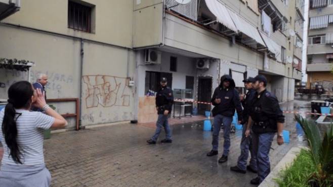 Napoli, sorpresi al rione Conocal con droga e l’elenco dei clienti: arrestati