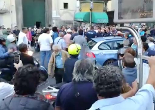 Napoli, rissa tra immigrati cingalesi scatena il panico in piazza Dante