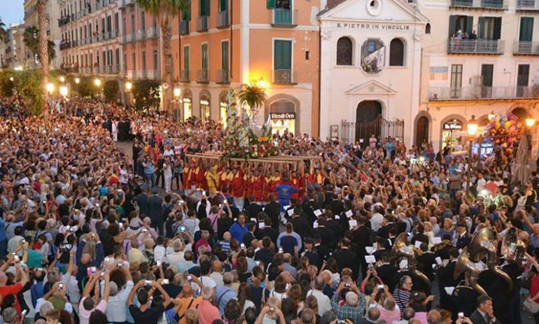 Evade dai domiciliari per seguire la festa del Santo Patrono: arrestato