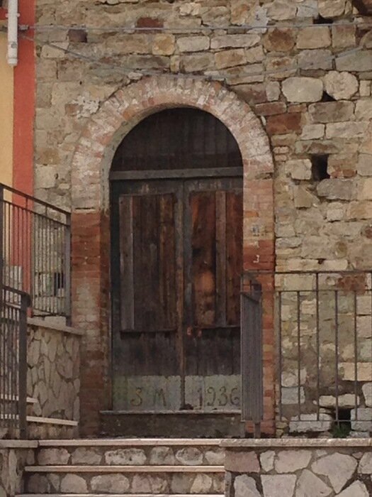 Il volto di san Pio su una porta nel Beneventano, il sindaco transenna la zona