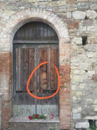 Miracolo nel Beneventano: il volto di san Pio appare su un portone