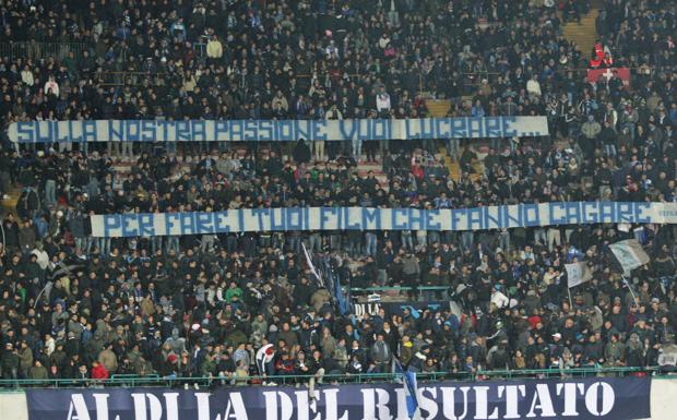 Tifosi del Napoli delusi dal calciomercato: “Guadagna solo e sempre De Laurentiis”