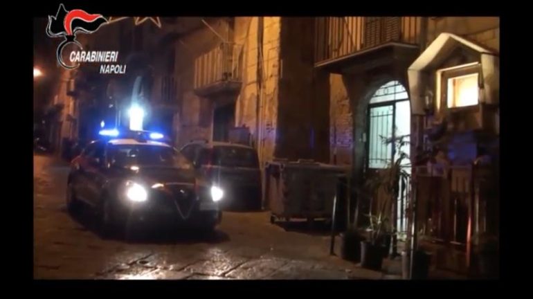 Napoli, interrotto summit del clan Savarese alla Sanità: arrestato un affiliato, il boss finge di dormire. IL VIDEO