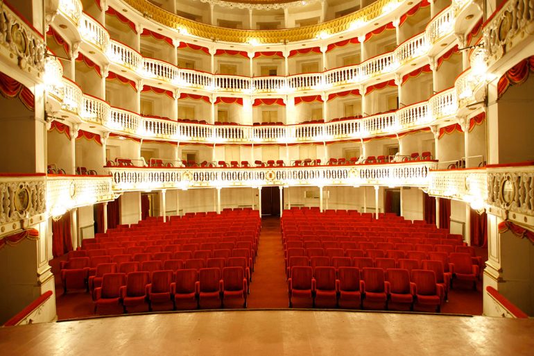 Bancarotta fraudolenta per il Teatro Sannazzaro: il Riesame dissequestra le quote. Prosegue la stagione teatrale