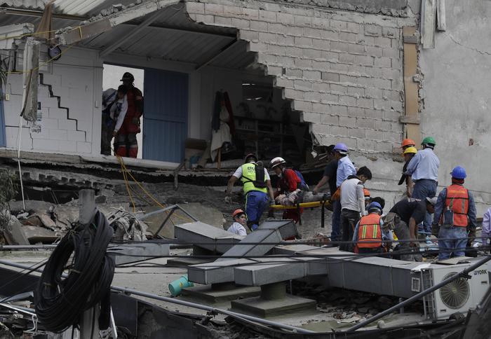 Terremoto in Messico, bilancio provvisorio di circa 60 morti. Bambini intrappolati sotto una scuola