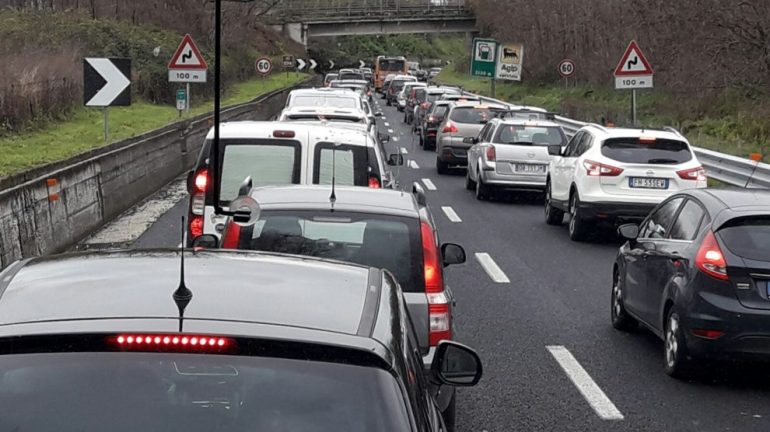 Napoli, traffico in tilt sulla Tangenziale per la protesta degli operai della Tecnobridge