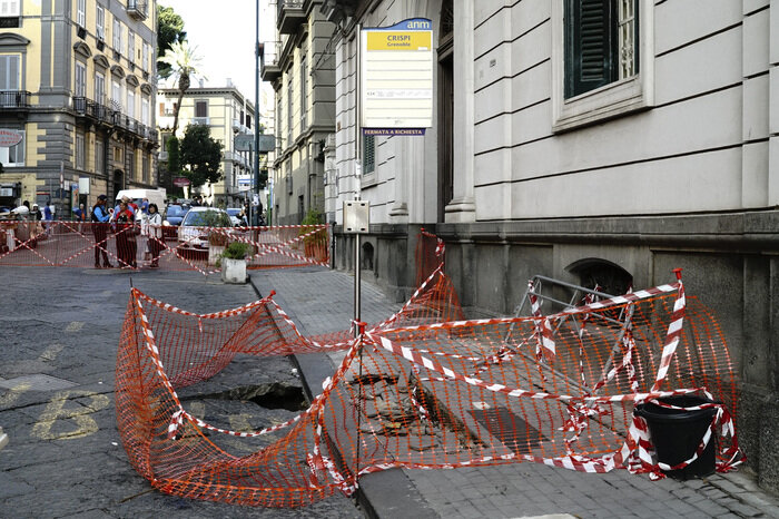 Napoli, voragine e sciopero dei trasporti: traffico impazzito in città
