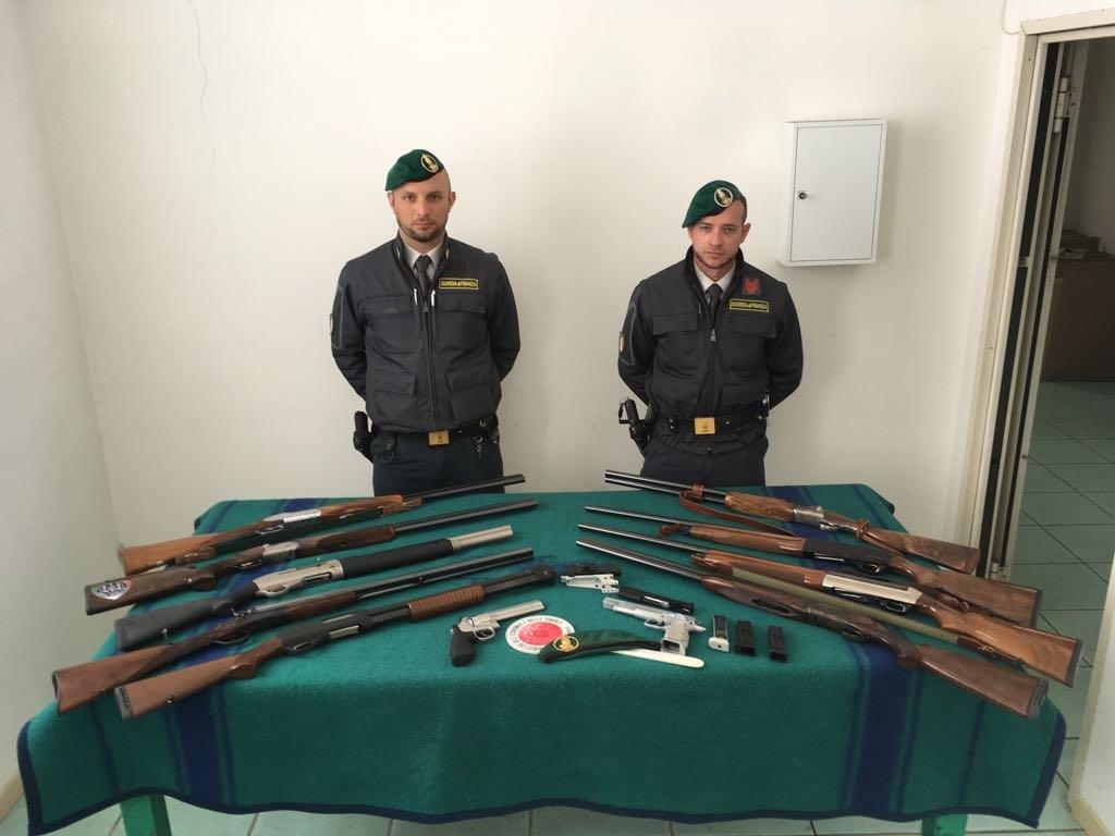 Porto d’armi a uomini della camorra: arrestati un poliziotto, un avvocato, un cancelliere e altri due. I NOMI
