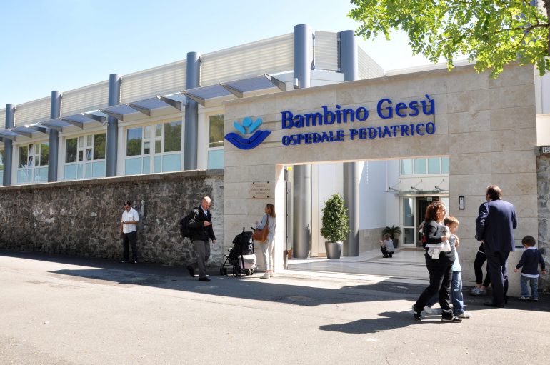 Bimba morta per avvelenamento: giocava con un pongo gelatinoso e la schiuma da barba. La perizia chiarirà le cause del decesso