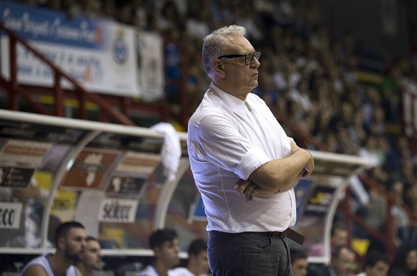 Cuore Napoli Basket, l’amarezza di Coach Ponticiello:”A parità di classifica gli allenatori delle neopromosse restano saldamente ai loro posti, io sono stato invece cacciato”