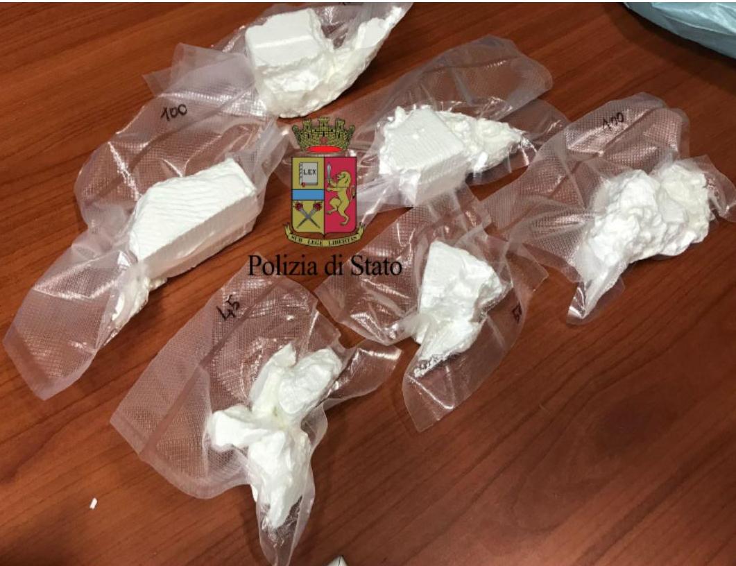 Napoli, nascondeva 800 dosi di cocaina nel bucato steso