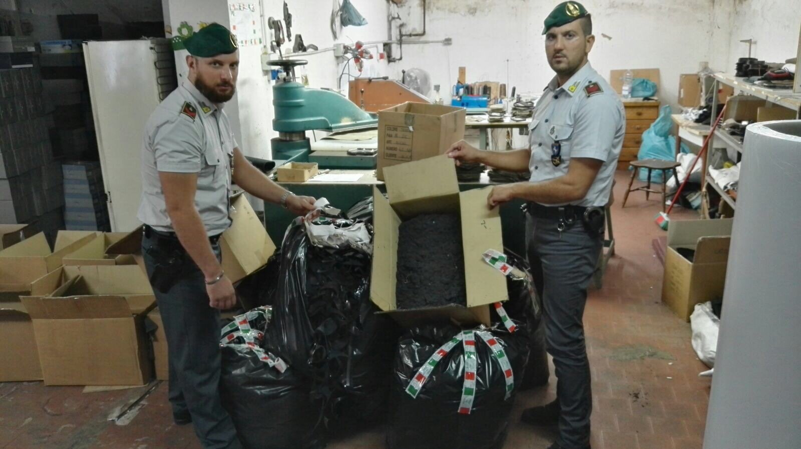 Fabbrica illegale di calzature scoperta nel Casertano.IL VIDEO